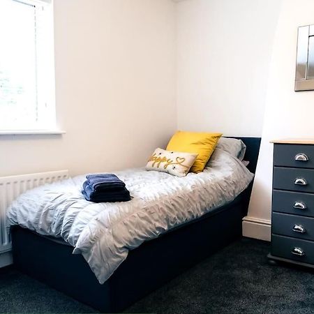 4 Bedroom - Sleep 9 Home In Cheadle Staffordshire - Alton Towers Polar Express Dimmingsdale Peak District Trentham Gardens Water World Kültér fotó