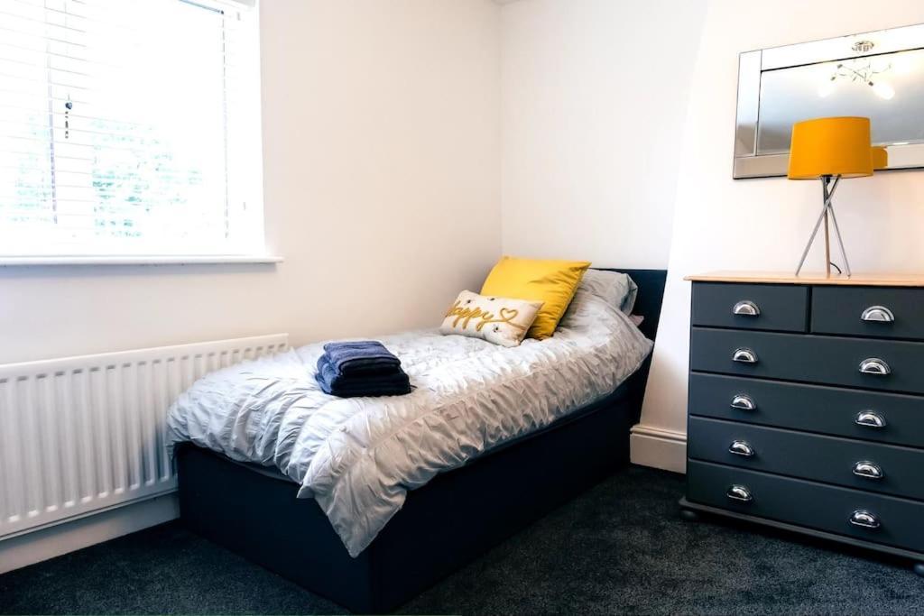 4 Bedroom - Sleep 9 Home In Cheadle Staffordshire - Alton Towers Polar Express Dimmingsdale Peak District Trentham Gardens Water World Kültér fotó