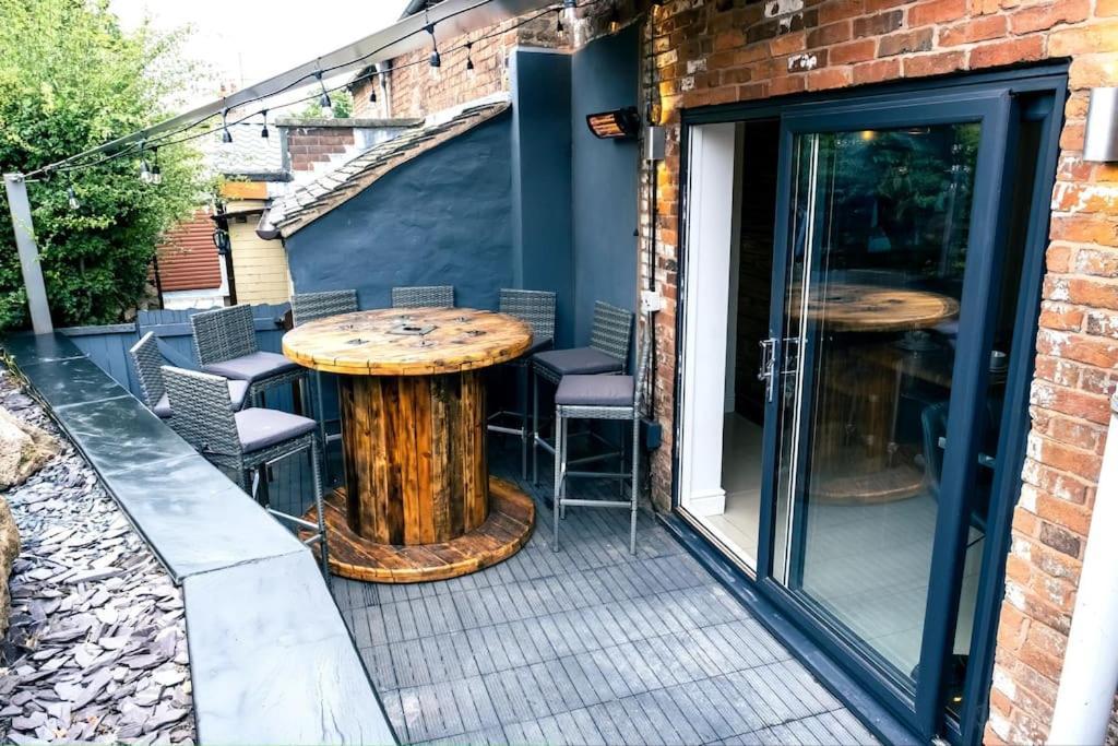 4 Bedroom - Sleep 9 Home In Cheadle Staffordshire - Alton Towers Polar Express Dimmingsdale Peak District Trentham Gardens Water World Kültér fotó