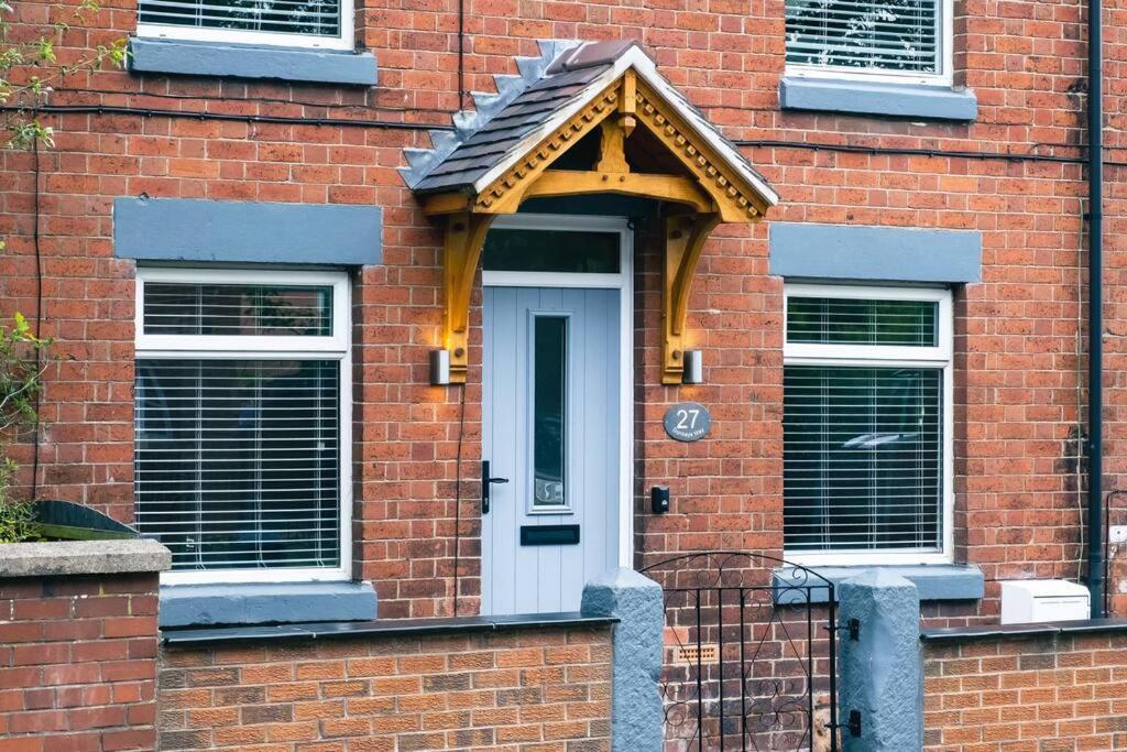 4 Bedroom - Sleep 9 Home In Cheadle Staffordshire - Alton Towers Polar Express Dimmingsdale Peak District Trentham Gardens Water World Kültér fotó
