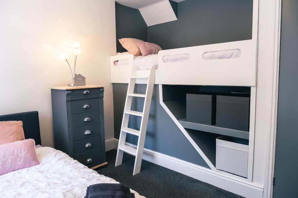 4 Bedroom - Sleep 9 Home In Cheadle Staffordshire - Alton Towers Polar Express Dimmingsdale Peak District Trentham Gardens Water World Kültér fotó