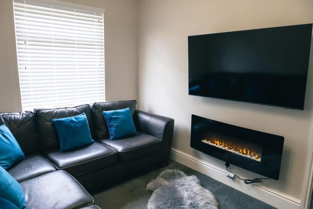 4 Bedroom - Sleep 9 Home In Cheadle Staffordshire - Alton Towers Polar Express Dimmingsdale Peak District Trentham Gardens Water World Kültér fotó