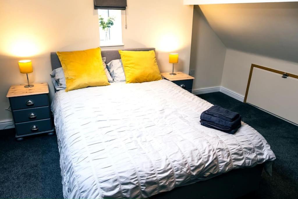 4 Bedroom - Sleep 9 Home In Cheadle Staffordshire - Alton Towers Polar Express Dimmingsdale Peak District Trentham Gardens Water World Kültér fotó