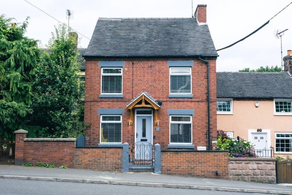 4 Bedroom - Sleep 9 Home In Cheadle Staffordshire - Alton Towers Polar Express Dimmingsdale Peak District Trentham Gardens Water World Kültér fotó