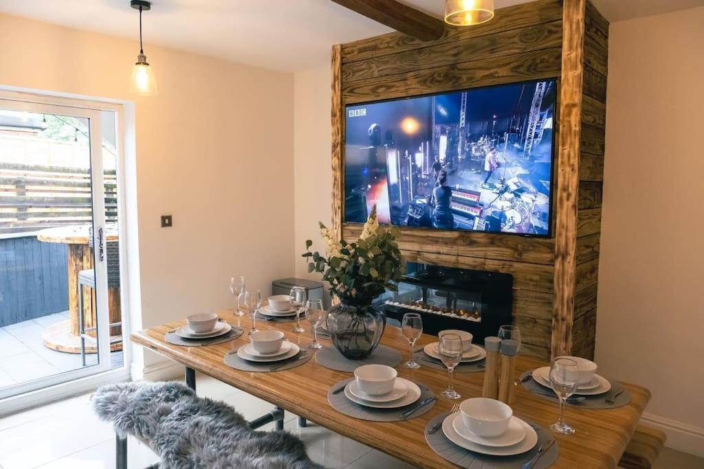 4 Bedroom - Sleep 9 Home In Cheadle Staffordshire - Alton Towers Polar Express Dimmingsdale Peak District Trentham Gardens Water World Kültér fotó