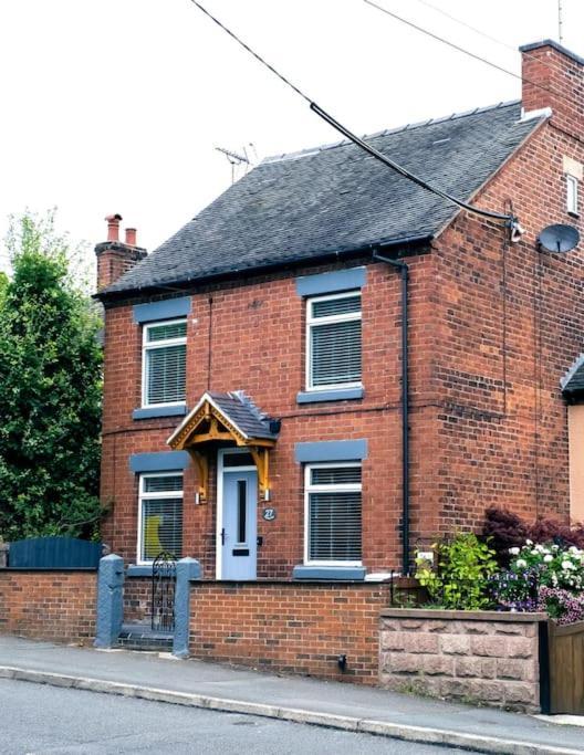 4 Bedroom - Sleep 9 Home In Cheadle Staffordshire - Alton Towers Polar Express Dimmingsdale Peak District Trentham Gardens Water World Kültér fotó
