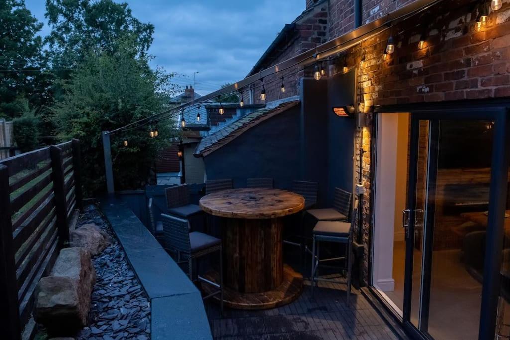 4 Bedroom - Sleep 9 Home In Cheadle Staffordshire - Alton Towers Polar Express Dimmingsdale Peak District Trentham Gardens Water World Kültér fotó