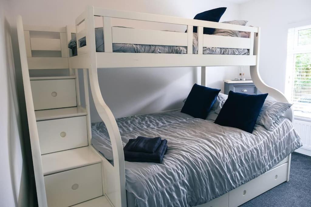 4 Bedroom - Sleep 9 Home In Cheadle Staffordshire - Alton Towers Polar Express Dimmingsdale Peak District Trentham Gardens Water World Kültér fotó