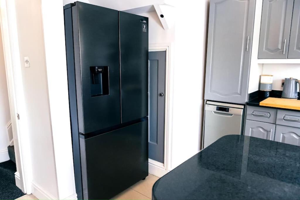 4 Bedroom - Sleep 9 Home In Cheadle Staffordshire - Alton Towers Polar Express Dimmingsdale Peak District Trentham Gardens Water World Kültér fotó