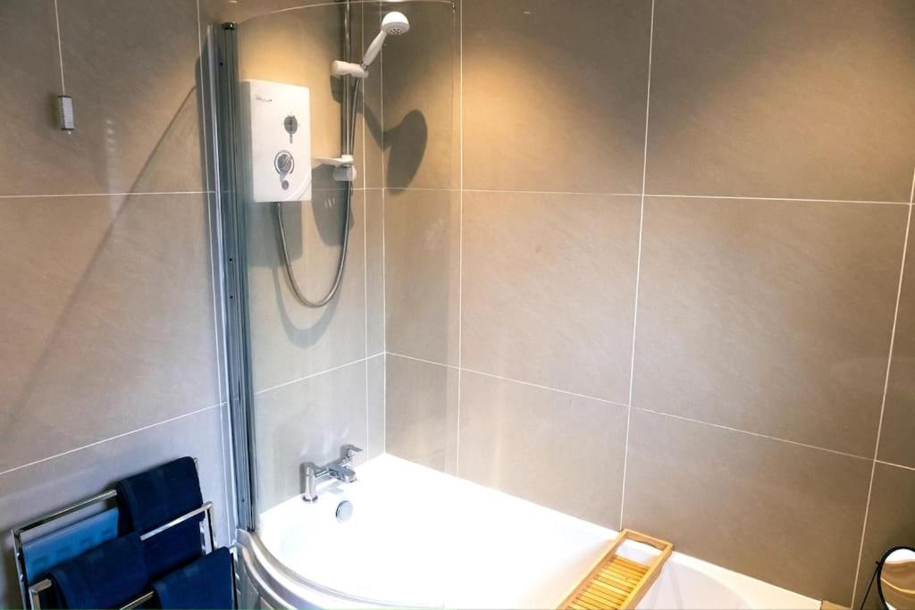4 Bedroom - Sleep 9 Home In Cheadle Staffordshire - Alton Towers Polar Express Dimmingsdale Peak District Trentham Gardens Water World Kültér fotó