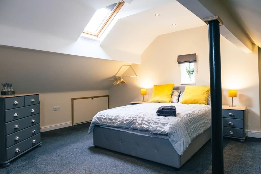 4 Bedroom - Sleep 9 Home In Cheadle Staffordshire - Alton Towers Polar Express Dimmingsdale Peak District Trentham Gardens Water World Kültér fotó