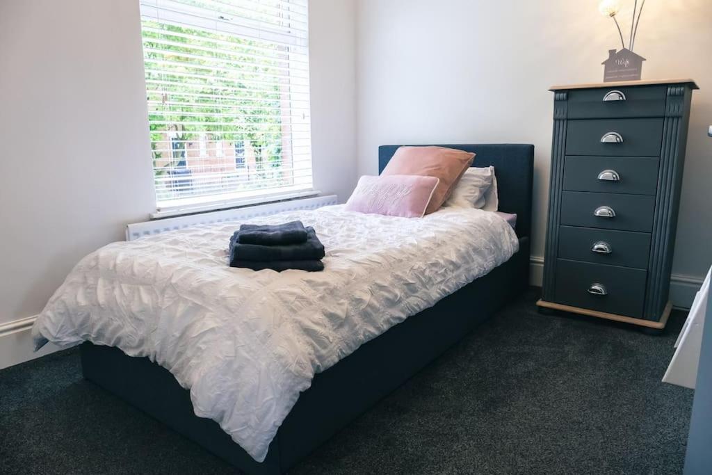 4 Bedroom - Sleep 9 Home In Cheadle Staffordshire - Alton Towers Polar Express Dimmingsdale Peak District Trentham Gardens Water World Kültér fotó