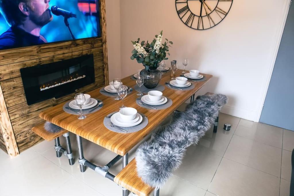 4 Bedroom - Sleep 9 Home In Cheadle Staffordshire - Alton Towers Polar Express Dimmingsdale Peak District Trentham Gardens Water World Kültér fotó