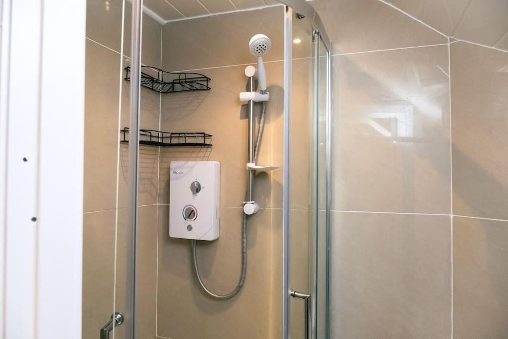 4 Bedroom - Sleep 9 Home In Cheadle Staffordshire - Alton Towers Polar Express Dimmingsdale Peak District Trentham Gardens Water World Kültér fotó