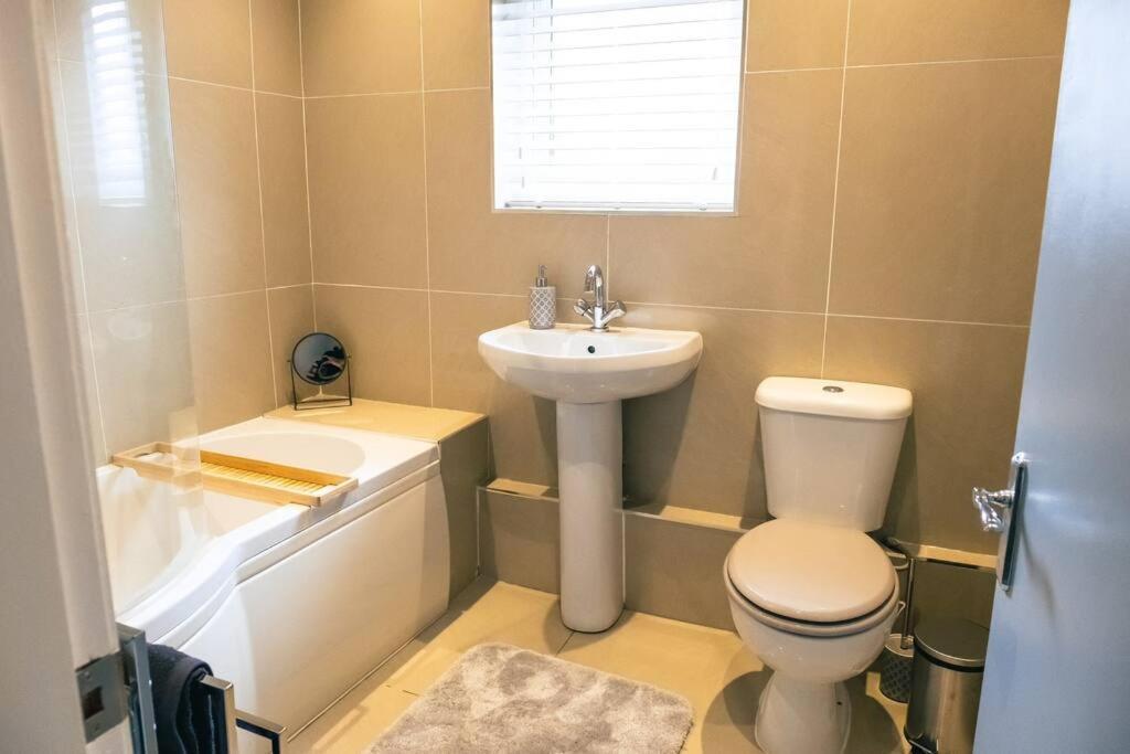4 Bedroom - Sleep 9 Home In Cheadle Staffordshire - Alton Towers Polar Express Dimmingsdale Peak District Trentham Gardens Water World Kültér fotó