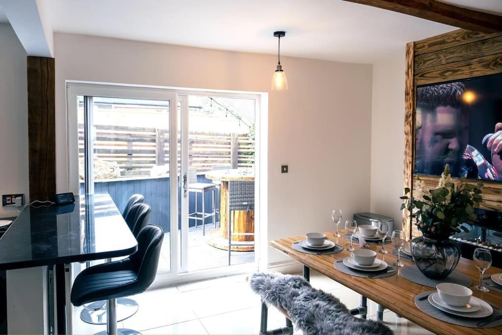 4 Bedroom - Sleep 9 Home In Cheadle Staffordshire - Alton Towers Polar Express Dimmingsdale Peak District Trentham Gardens Water World Kültér fotó