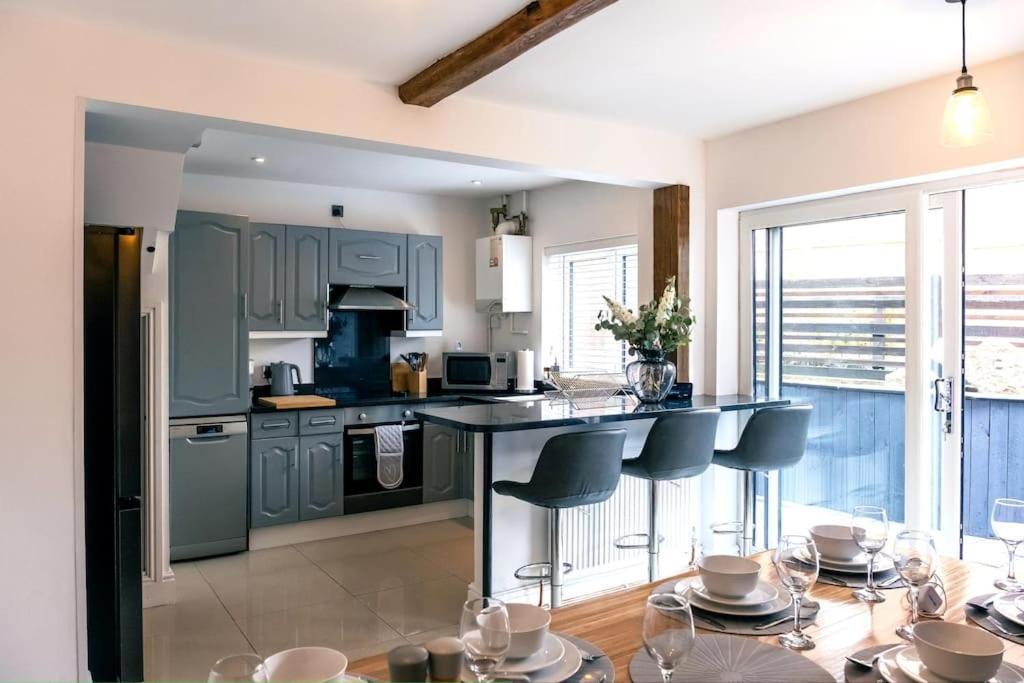 4 Bedroom - Sleep 9 Home In Cheadle Staffordshire - Alton Towers Polar Express Dimmingsdale Peak District Trentham Gardens Water World Kültér fotó