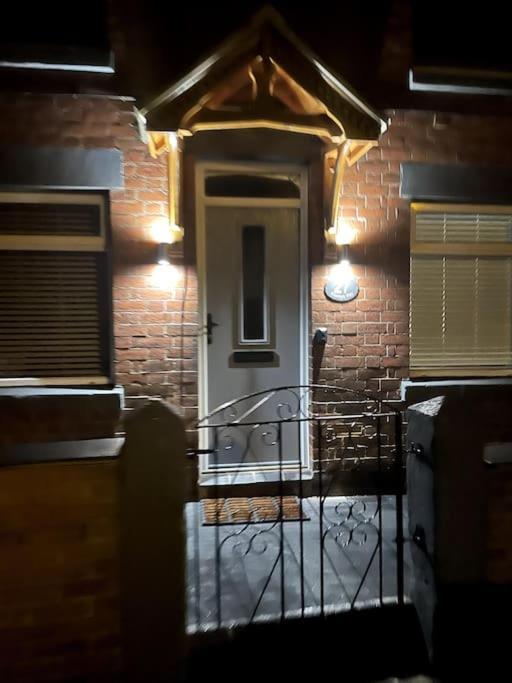 4 Bedroom - Sleep 9 Home In Cheadle Staffordshire - Alton Towers Polar Express Dimmingsdale Peak District Trentham Gardens Water World Kültér fotó