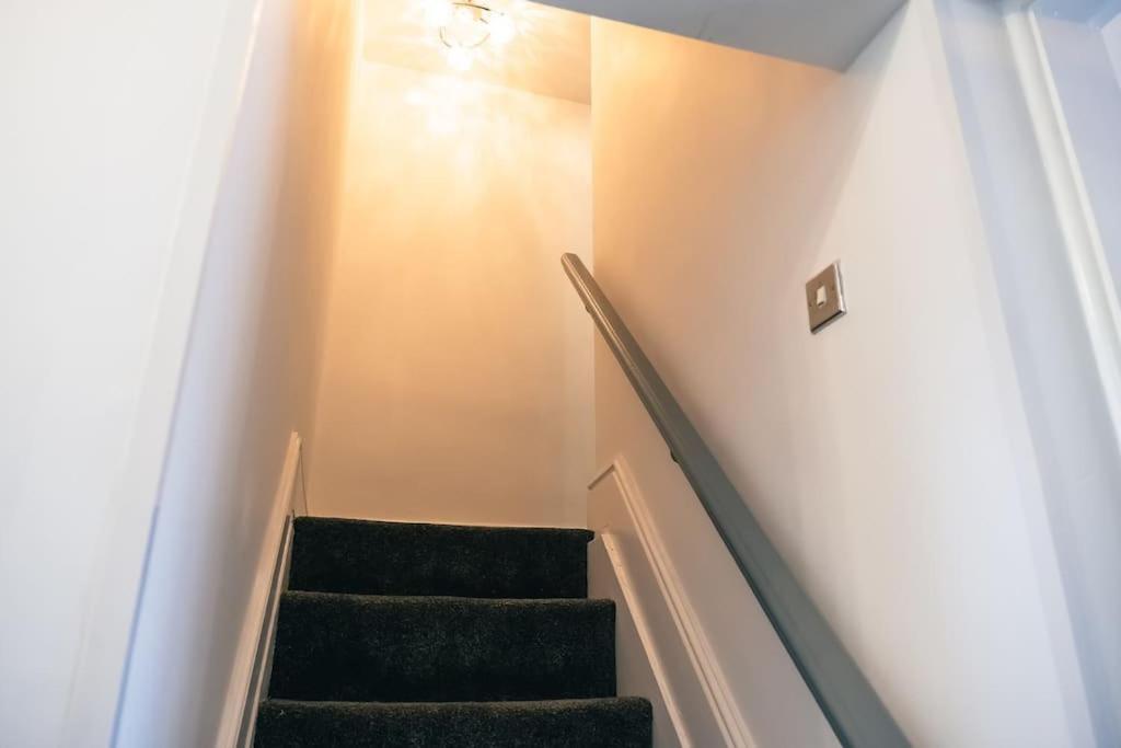4 Bedroom - Sleep 9 Home In Cheadle Staffordshire - Alton Towers Polar Express Dimmingsdale Peak District Trentham Gardens Water World Kültér fotó