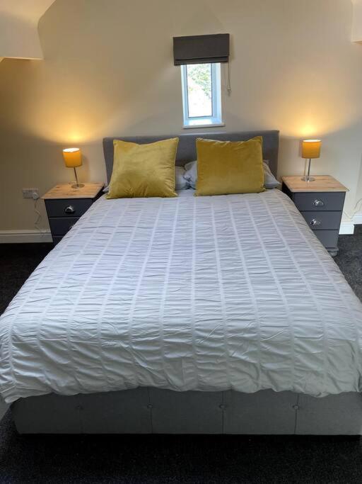 4 Bedroom - Sleep 9 Home In Cheadle Staffordshire - Alton Towers Polar Express Dimmingsdale Peak District Trentham Gardens Water World Kültér fotó