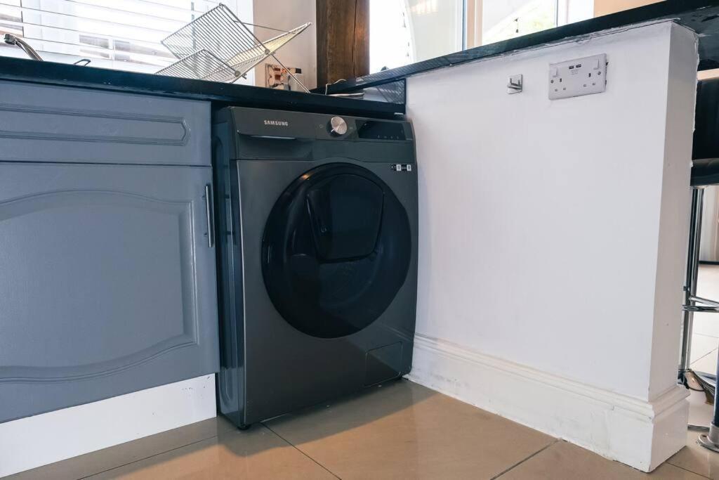 4 Bedroom - Sleep 9 Home In Cheadle Staffordshire - Alton Towers Polar Express Dimmingsdale Peak District Trentham Gardens Water World Kültér fotó