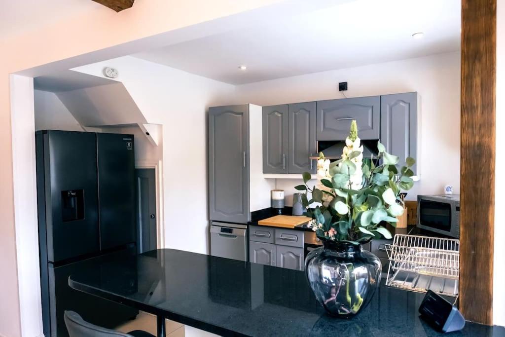 4 Bedroom - Sleep 9 Home In Cheadle Staffordshire - Alton Towers Polar Express Dimmingsdale Peak District Trentham Gardens Water World Kültér fotó